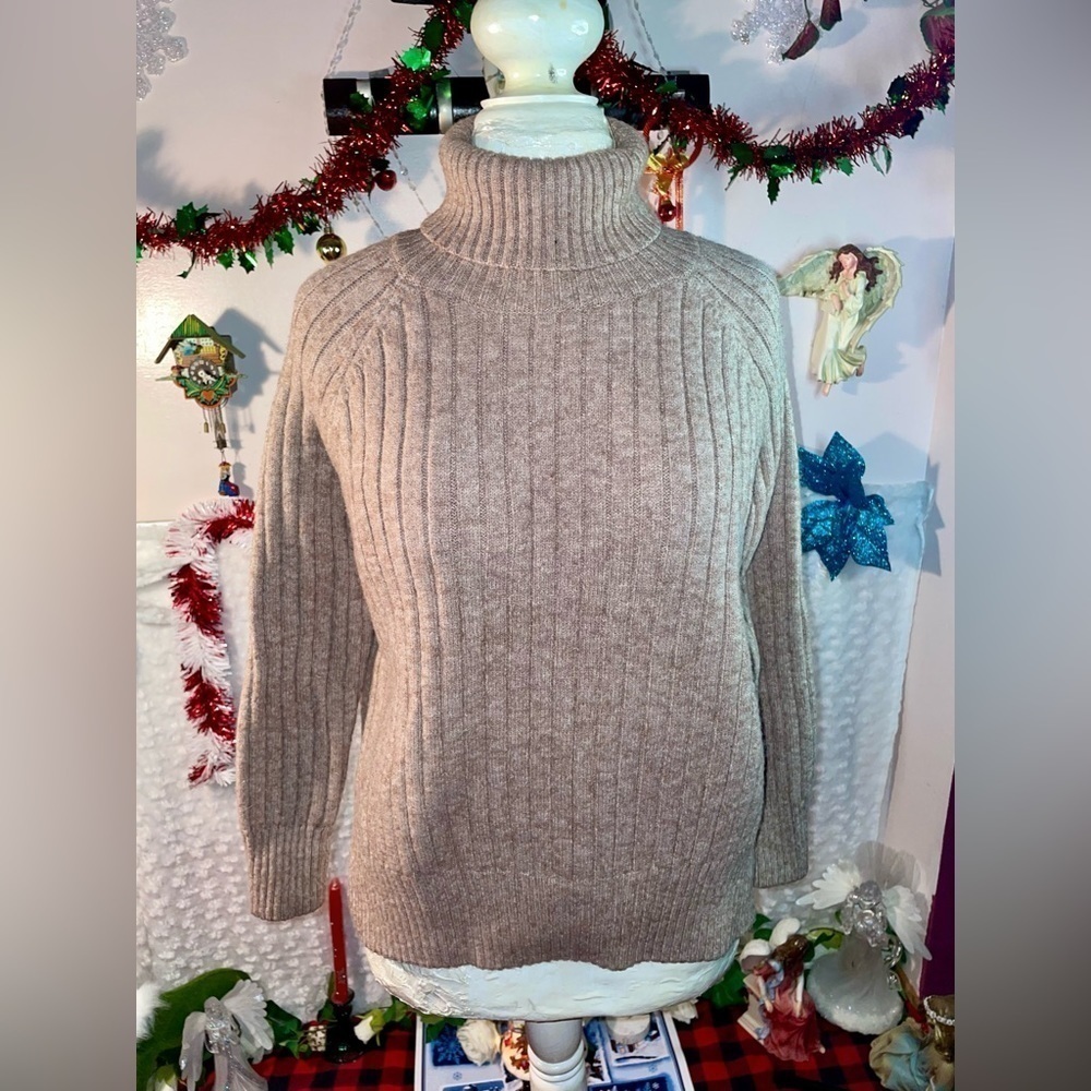 Pre-Loved SHEIN Long Sleeve Turtleneck Sweater with Side Slits Size Larger